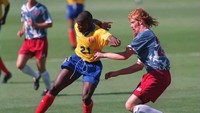 Alexi Lalas. Gaya legenda AS ini membuatnya lebih terlihat seperti seorang rock star ketimbang pesepakbola. Lihat saja rambut gondrongnya yang merah menyala plus jenggot lebatnya di Piala Dunia 1994. (Foto: tephen Dunn/ALLSPORT)