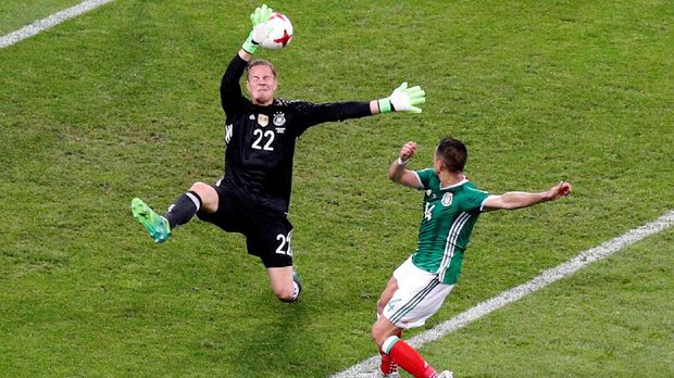 Javier Hernandez saat berduel lawan Manuel Neuer di Piala Konfederasi 2017.