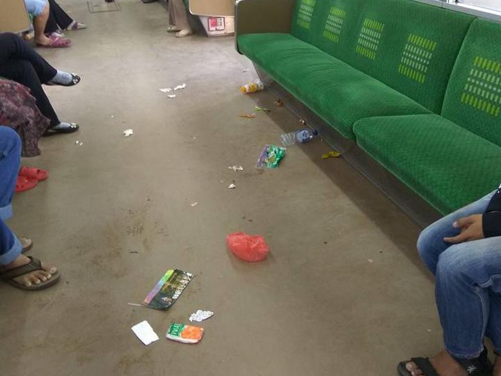 Viral Foto Sampah Berceceran di Gerbong KRL, Ini Kata KCJ Viral Foto Sampah Berceceran di Gerbong KRL, Ini Kata KCJ