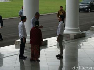 Senyum dan Salam Jempol dari Obama untuk Kaesang