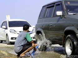 Kurangi Debu, Warga Sekitar Tol Darurat Sukarela Sirami Jalan