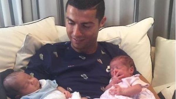 Foto Perdana Bayi Kembar Ronaldo dan Rumor Georgina Hamil