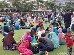 Dilarang Ridwan Kamil, Pengunjung Tetap Makan di Lapangan Alun-alun