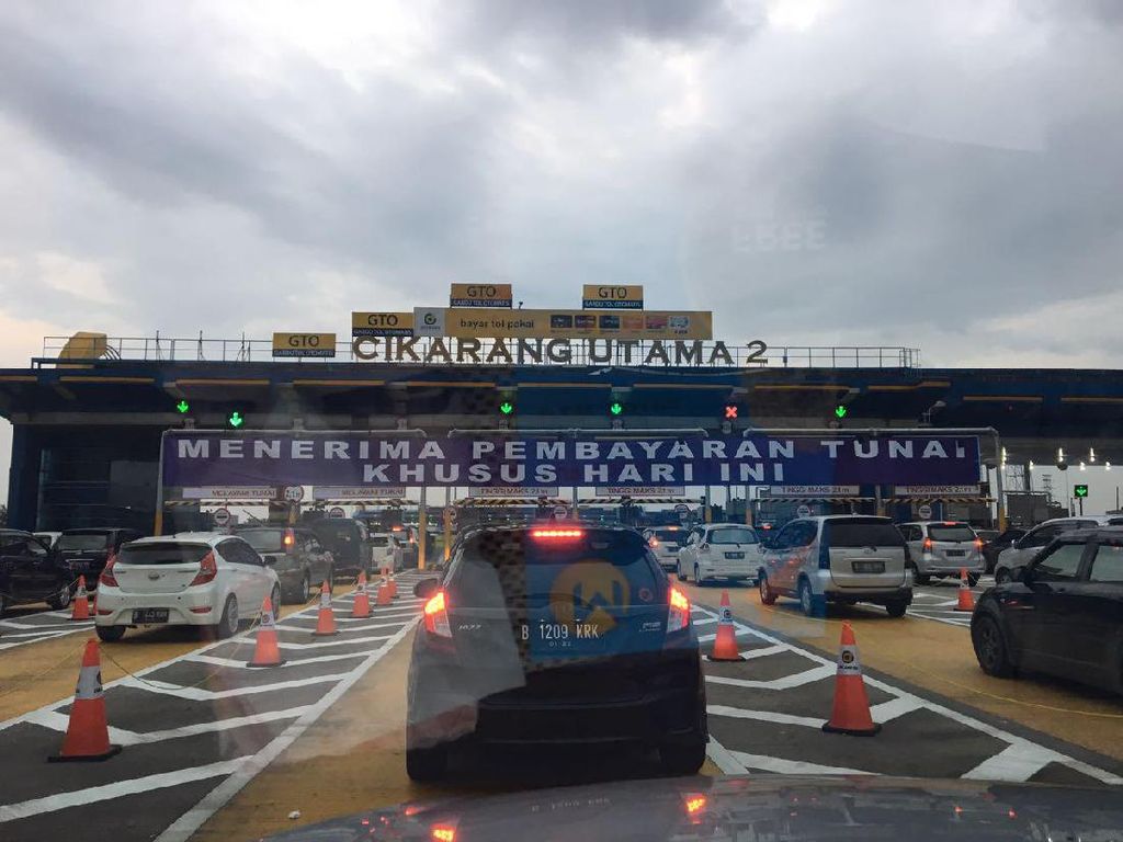 Puncak Arus Balik, Semua Gerbang Tol Cikarang Utama Terima Bayar Tunai Puncak Arus Balik, Semua Gerbang Tol Cikarang Utama Terima Bayar Tunai
