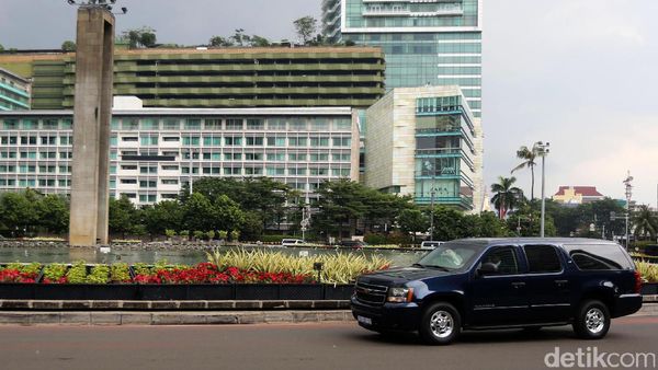 Iring-iringan Mobil Obama Melintas di Bundaran HI
