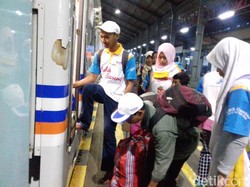Kementerian BUMN Pulangkan 1.216 Pemudik Solo ke Jakarta dengan KA