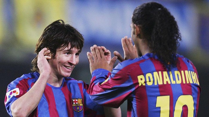VILLARREAL, SPAIN - DECEMBER 4:  Lionel Messi (L) and Ronaldinho of Barcelona celebrate after beating Villarreal 2-0 during the Primera Liga match between Villarreal and F.C. Barcelona on December 4 2005 at the Madrigal stadium in Villarreal, Spain. (Photo by Denis Doyle/Getty Images)