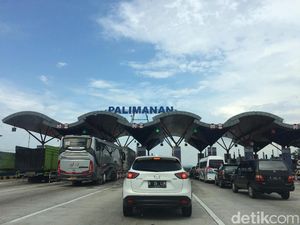 Pemudik Menepi di Bahu Jalan, Tol Cipali Padat di KM 177 Pemudik Menepi di Bahu Jalan, Tol Cipali Padat di KM 177