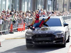 Spider-Man Selfie di Atas Kap Mesin All New Audi A8 Spider-Man Selfie di Atas Kap Mesin All New Audi A8