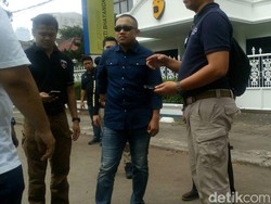 Kasubdit Jatanras Polda Metro Susuri TKP Penusukan 2 Anggota Brimob
