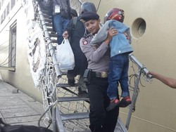 HUT Ke-71 Bhayangkara, Polisi Sambut Pemudik di Pelabuhan Priok