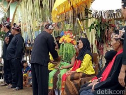 Tiga Tahun Fadia jadi Penari Seblang Desa Olehsari