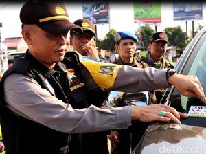Tangkal Radikalisme, Polisi Bagikan Stiker pada Pemudik di Brebes Tangkal Radikalisme, Polisi Bagikan Stiker pada Pemudik di Brebes