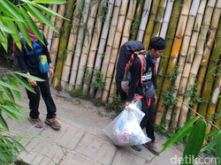 Sadar Lingkungan, Pendaki Merapi Bawa Turun Sampahnya Sendiri