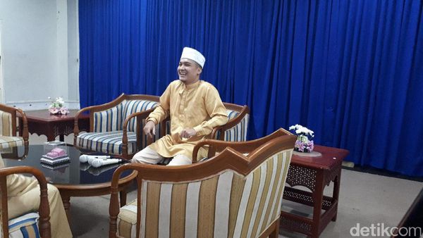 Senyum Semringah Egi John di Pernikahan Keduanya