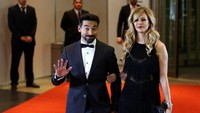 Pesepakbola Argentina Ezequiel Lavezzi dan pasangannya tiba di acara pernikahan Messi dan berpose di atas karpet merah (Foto: REUTERS/Marcos Brindicci)