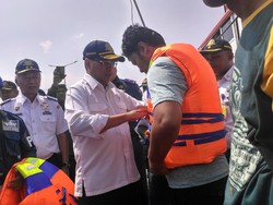 Kunjungi Pelabuhan Kali Adem, Menhub Minta Warga Pakai Life Jacket