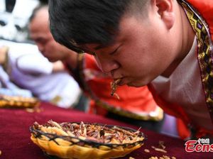 Pria Ini Dapat Hadiah Emas Batangan 24 Karat Setelah Makan 1,2 Kg Serangga! Pria Ini Dapat Hadiah Emas Batangan 24 Karat Setelah Makan 1,2 Kg Serangga!