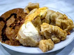 Gurih Renyah, Batagor Kenyal dengan Siraman Saus Kacang yang Kental