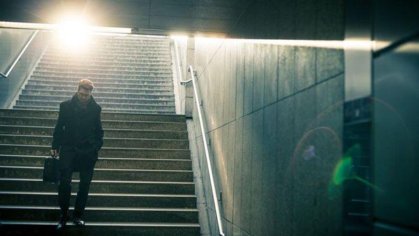 Inspirasi Spot Foto Menarik di Lorong Tangga