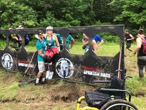 Di Atas Kursi Roda, Wanita Ini Selesaikan Spartan Race