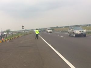 Video Contraflow di Tol Cipali Arah Jakarta Video Contraflow di Tol Cipali Arah Jakarta