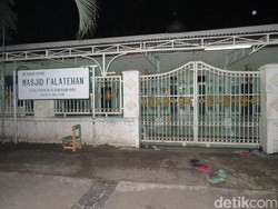 Garis Polisi Dicopot dari Masjid Lokasi Penusukan Anggota Brimob