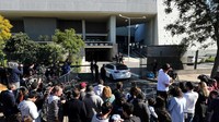 Acara yang dihelat di Rosario, Argentina, ini menyedot perhatian besar. Tampak kumpulan jurnalis dan fans menyemut di depan hotel sebelum acara resepsi (Foto: REUTERS/Marcos Brindicci)
