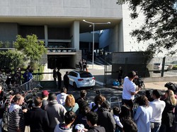 Acara yang dihelat di Rosario, Argentina, ini menyedot perhatian besar. Tampak kumpulan jurnalis dan fans menyemut di depan hotel sebelum acara resepsi (Foto: REUTERS/Marcos Brindicci)