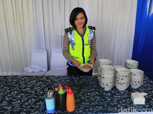 Rayakan HUT Polri ke-71, Anggota Polres Bandung Syukuran di Jalur Mudik Rayakan HUT Polri ke-71, Anggota Polres Bandung Syukuran di Jalur Mudik
