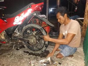Kisah Yeri Tosi, Pria Cacat Berjuang Hidup di Bengkel Tua