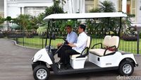 Potret Gaya Jokowi Jadi Sopir di Istana