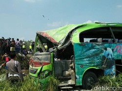Bus Restu Terguling ke Sawah, Puluhan Penumpang Luka