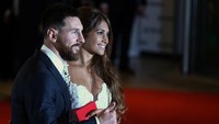 Bicara soal WAGs terpanas jelas tak bisa melupakan Antonella Roccuzzo. Tahun 2017 ini jadi momen penting Roccuzzo dengan Lionel Messi, setelah keduanya resmi menikah. Roccuzzo jelas jadi salah satu alasan impresifnya performa Messi, yang meraih Sepatu Emas Eropa tahun ini. (Foto: Reuters)
