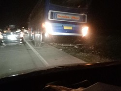 Bus Berhenti di KM 106 Tol Cipali Akibatkan Macet
