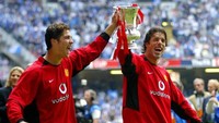 2003/2004 = Opta mencatat Ronaldo memainkan 40 laga (2.352 menit) dengan torehan 6 gol (rata-rata 392 menit per gol). Ini fotonya bersama Ruud Van Nistelrooy saat MU juara Piala FA. (Foto: AFP PHOTO / POOL / JIM WATSON)