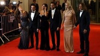 Acara diramaikan sosok-sosok top dunia sepakbola. Tampak Xavi Hernandez, Cesc Fabregas, dan Carles Puyol bersama pasangan masing-masing dalam sesi foto di atas karpet merah (Foto: REUTERS/Marcos Brindicci)