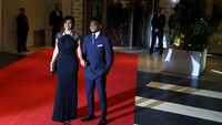 Samuel Etoo, yang pernah main untuk Barcelona, datang bersama pasangannya dan ikut melintas di atas karpet merah yang biasa digelar di acara-acara megah (Foto: REUTERS/Marcos Brindicci)