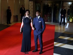 Samuel Etoo, yang pernah main untuk Barcelona, datang bersama pasangannya dan ikut melintas di atas karpet merah yang biasa digelar di acara-acara megah (Foto: REUTERS/Marcos Brindicci)