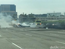 Pesawat Cessna Jatuh dan Terbakar di Jalan Tol California