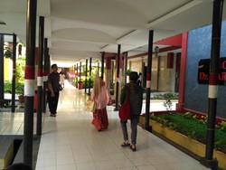 Anggota Brimob Korban Penusukan Dijenguk Keluarga Usai Operasi