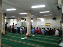 Suasana Salat Zuhur di Masjid Falatehan, TKP Penusukan Anggota Brimob