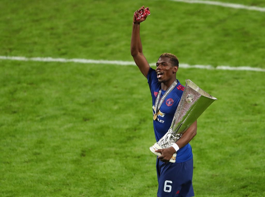 Paul Pogba dan trofi Liga Europa