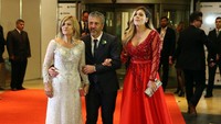 Kalau yang ini adalah keluarga Messi. Ada ibu dan ayahnya, Celia dan Jorge, plus saudara perempuannya, Maria Sol (Foto: REUTERS/Marcos Brindicci)