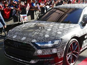 Spider-Man Narsis di Kap Mobil All New Audi Spider-Man Narsis di Kap Mobil All New Audi