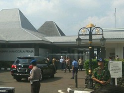Obama Tiba di Bandara Halim, Disambut Gubernur Djarot