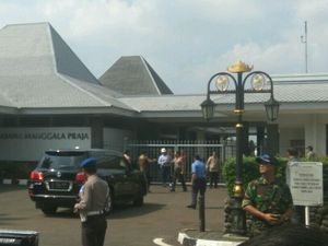 Obama Tiba di Bandara Halim, Disambut Gubernur Djarot Obama Tiba di Bandara Halim, Disambut Gubernur Djarot