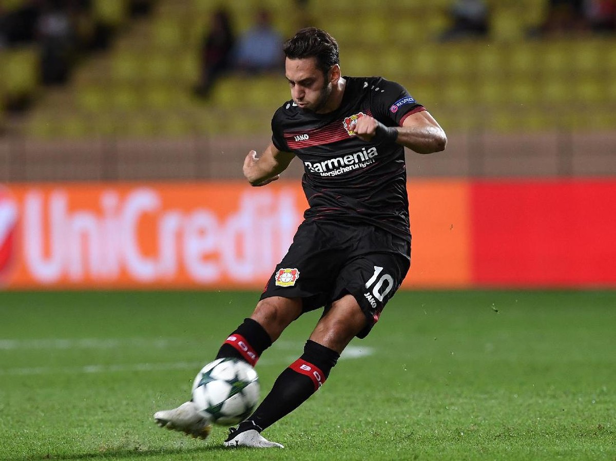 Calon pemain baru AC MIlan, Hakan Calhanoglu. (Foto: Valerio Pennicino/Getty Images)
