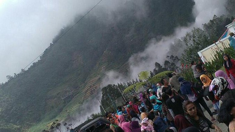 Kawah Sileri di Dieng Meletus