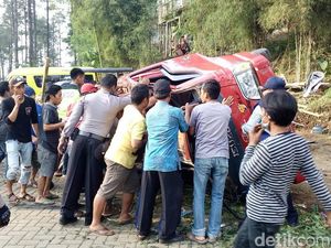 Wisatawan Bantu Evakuasi Minibus yang Terjun ke Warung di Pacet Wisatawan Bantu Evakuasi Minibus yang Terjun ke Warung di Pacet